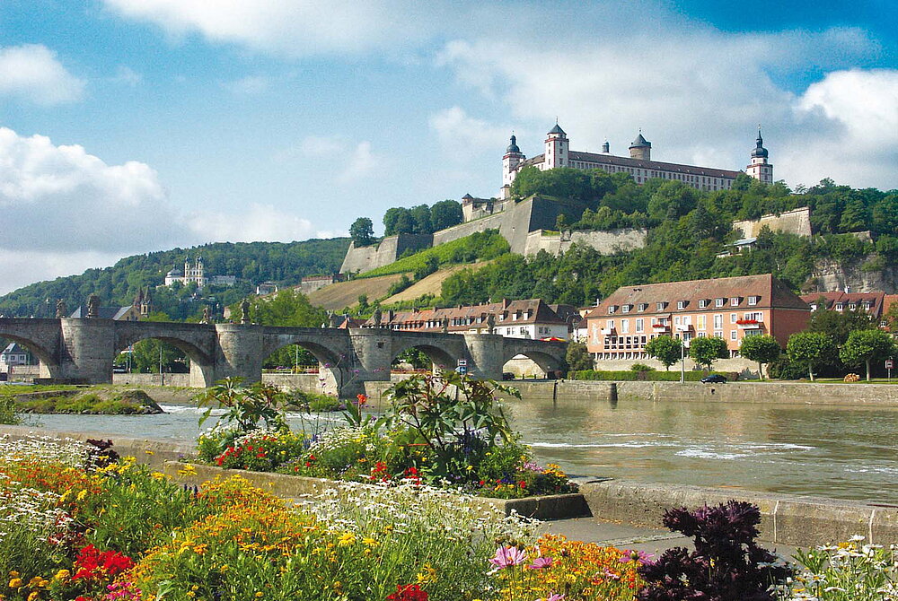 Die Festung Marienberg in Würzburg vom Mainufer aus gesehen. Foto: Stadt Würzburg, 2007