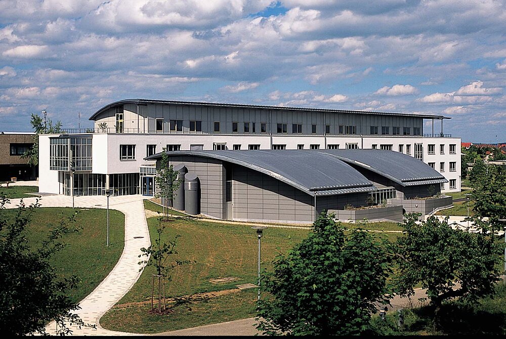 Im Jahr 1999 nimmt die Uni Würzburg den Neubau der Instituts für Informatik in Betrieb.