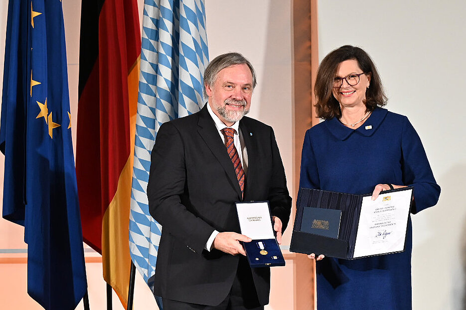The president of Bavarian Parliament Ilse Aigner hands to Professor Schilling the Bavarian Constitution Medal (Source: Bildarchiv Bayerischer Landtag)