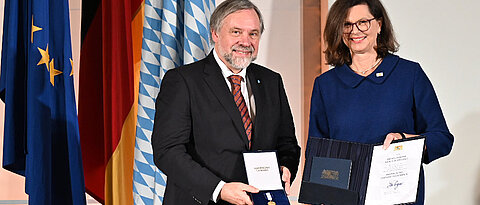 The president of Bavarian Parliament Ilse Aigner hands to Professor Schilling the Bavarian Constitution  Medal (Source: Bildarchiv Bayerischer Landtag)