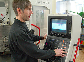 An einer computergesteuerten Fräsmaschine arbeitet Harald Hümpfer, Feinmechanikermeister im Zahnklinikum der Uni Würzburg. Um die Abstimmung computergestützter Systeme auf die Bedürfnisse der Nutzer geht es im neuen Studiengang Mensch-Computer-Systeme an der Uni Würzburg. (Foto Robert Emmerich)