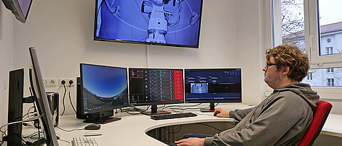 Julius Dill, Student der Luft- und Raumfahrtinformatik in Würzburg, arbeitet an der Fernsteuerung des neuen Teleskops im Missionskontrollzentrum am Hubland-Campus.
