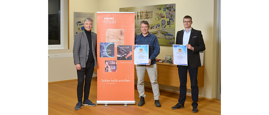Foto (v. li.): Dr. Gunther Schunk (Vogel Stiftung) mit Prof. Dr. Paul Dalton und Prof. Dr. Andreas Nüchter (beide Uni Würzburg)