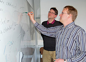 Professor Alexander Wolff (links) und Jan-Henrik Haunert tüfteln an neuen Algorithmen, um interaktive Landkarten im Internet noch besser zu machen. Foto: Robert Emmerich