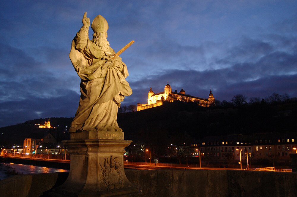 Blick auf die Würzburger Festung Marienberg von der Alten Mainbrücke aus. Figur: Kilian, einer der drei Frankenapostel. Foto: Robert Emmerich, 23. Dezember 2008